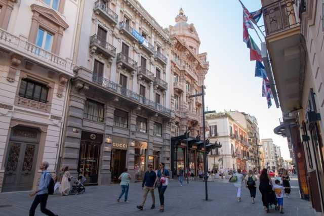 Le storie, i negozi e i palazzi di via Sparano: strada di Bari in perenne trasformazione 